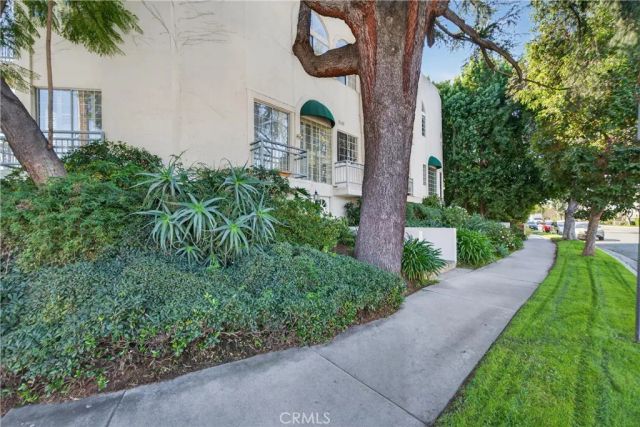 4464 Moorpark 104, Toluca Lake, CA 91602