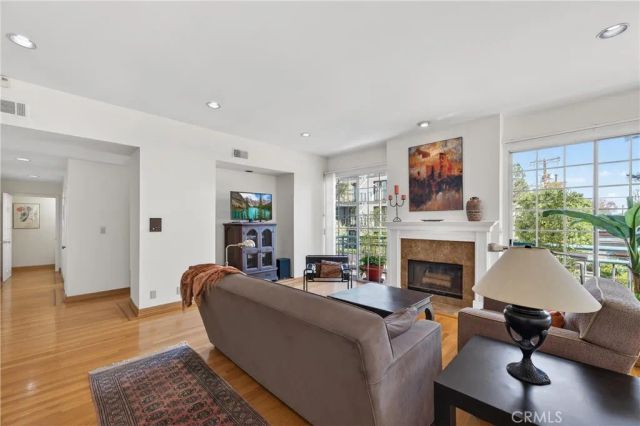 4464 Moorpark 104, Toluca Lake, CA 91602