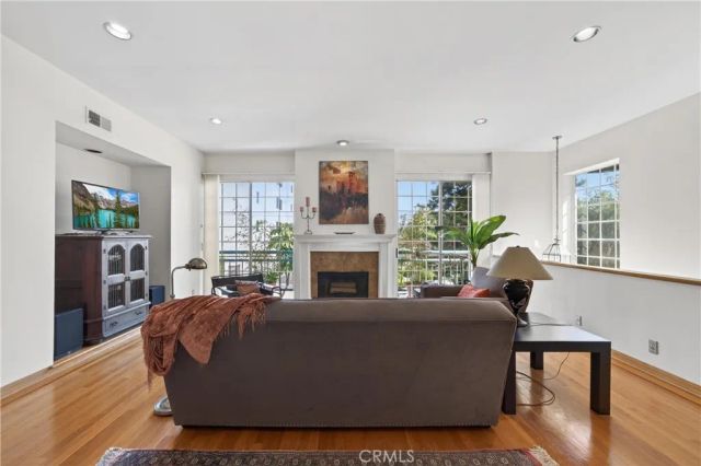 4464 Moorpark 104, Toluca Lake, CA 91602