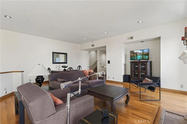 4464 Moorpark 104, Toluca Lake, CA 91602