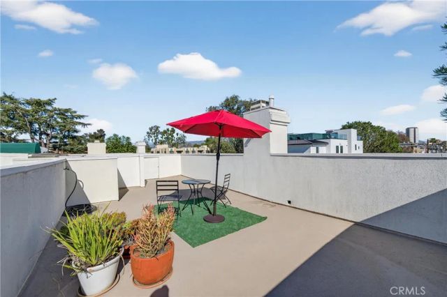 4464 Moorpark 104, Toluca Lake, CA 91602