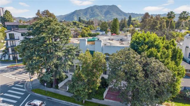 4464 Moorpark 104, Toluca Lake, CA 91602