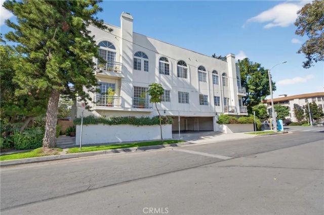 4464 Moorpark 104, Toluca Lake, CA 91602