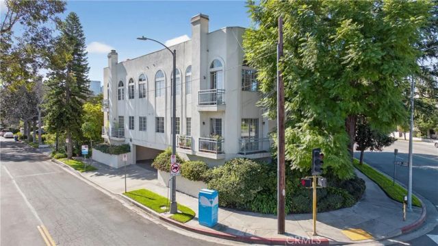 4464 Moorpark 104, Toluca Lake, CA 91602