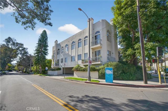 4464 Moorpark 104, Toluca Lake, CA 91602
