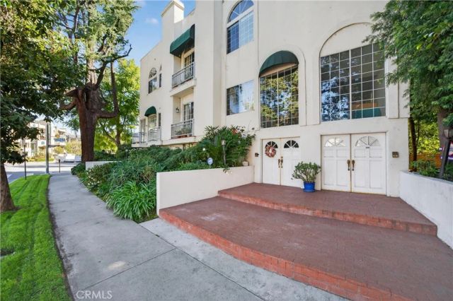 4464 Moorpark 104, Toluca Lake, CA 91602