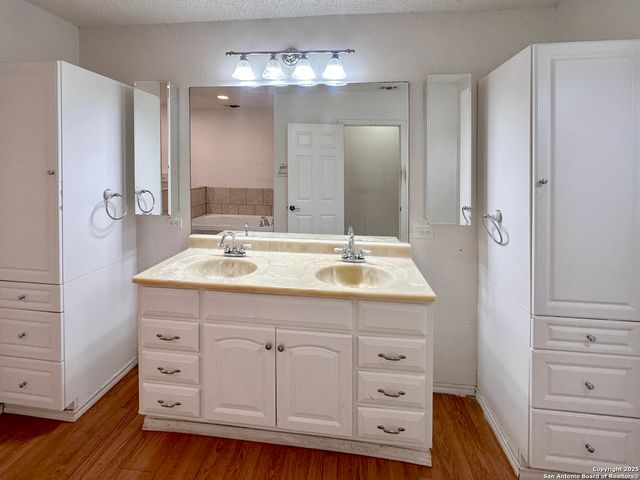 547 Queen Anne Ct, San Antonio, TX 78209