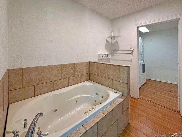 547 Queen Anne Ct, San Antonio, TX 78209