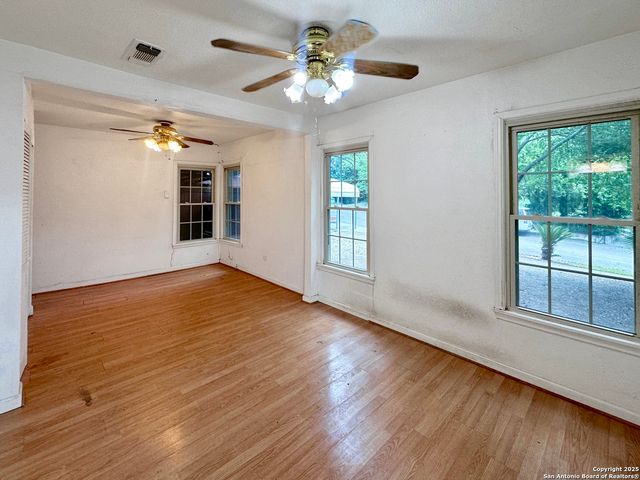 547 Queen Anne Ct, San Antonio, TX 78209