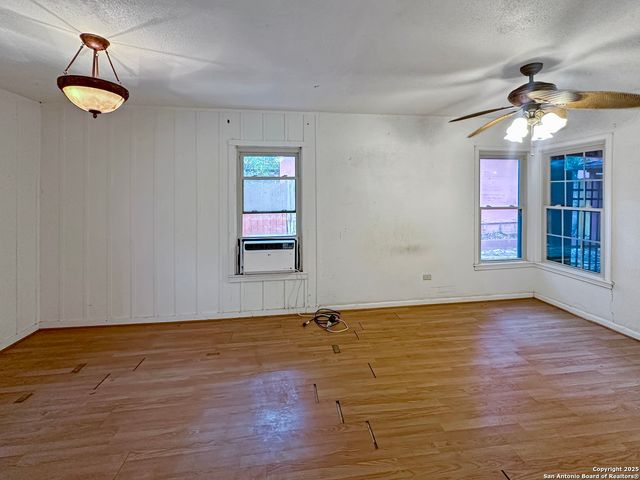 547 Queen Anne Ct, San Antonio, TX 78209