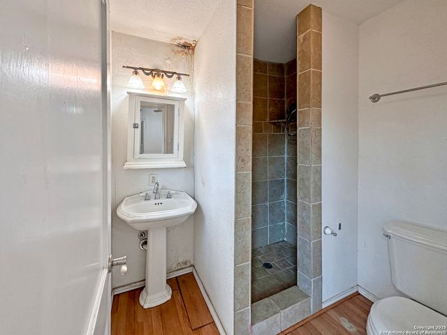 547 Queen Anne Ct, San Antonio, TX 78209