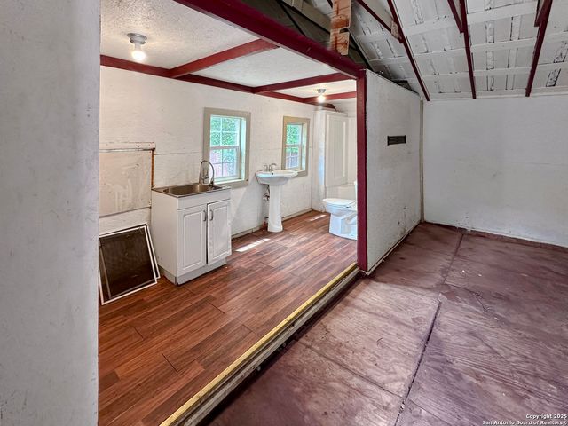 547 Queen Anne Ct, San Antonio, TX 78209
