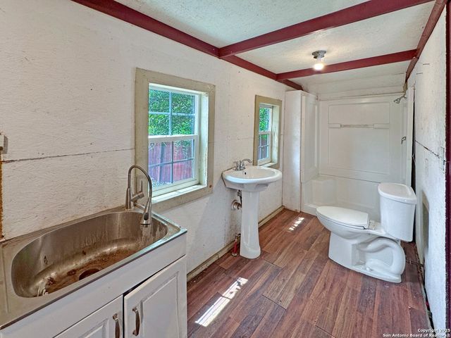 547 Queen Anne Ct, San Antonio, TX 78209