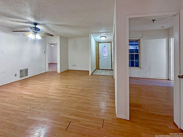 547 Queen Anne Ct, San Antonio, TX 78209