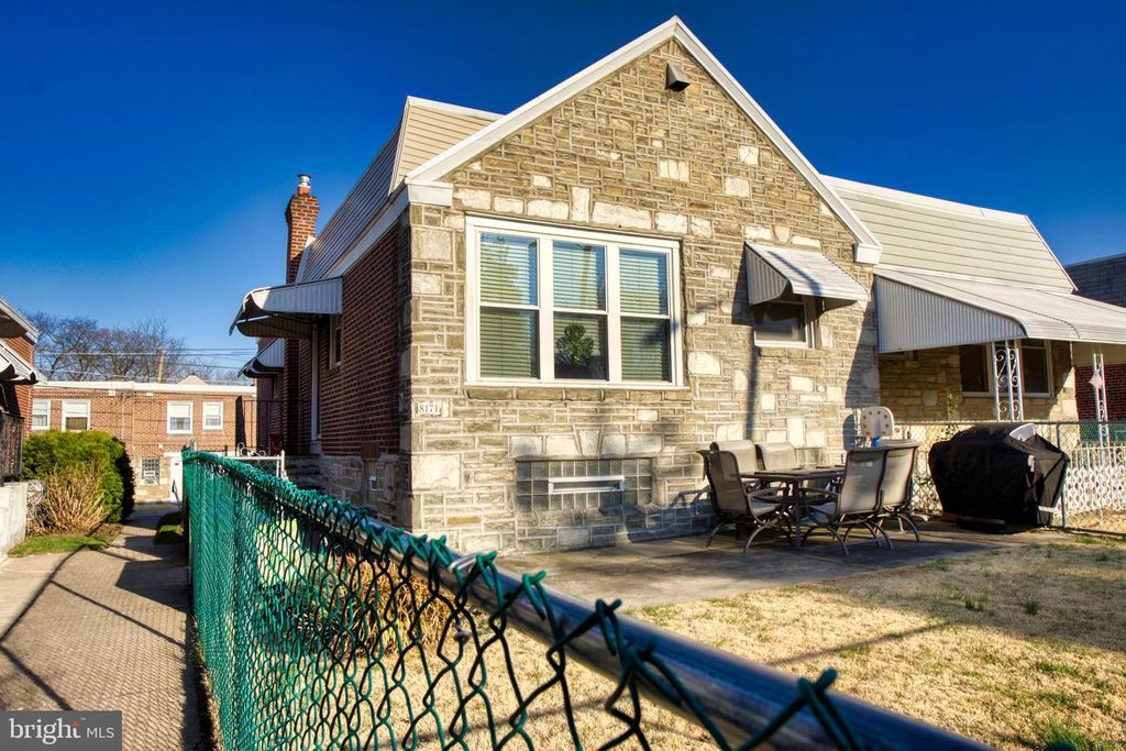 Image 1 of property listing at 8171 LISTER ST, Philadelphia, PA 19152