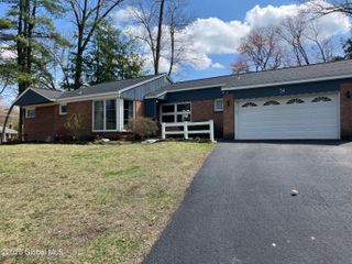 34 Saratoga Drive, Glenville, NY 12302