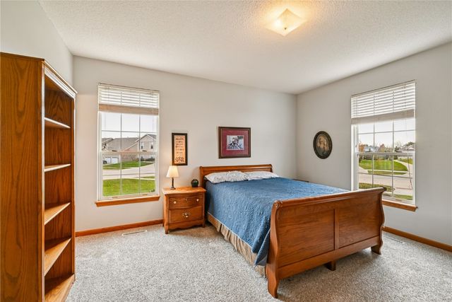 6305 Greenbriar Lane SW B, Cedar Rapids, IA 52404