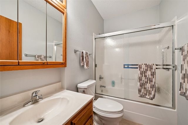 6305 Greenbriar Lane SW B, Cedar Rapids, IA 52404