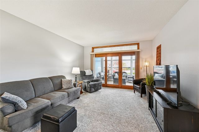 6305 Greenbriar Lane SW B, Cedar Rapids, IA 52404