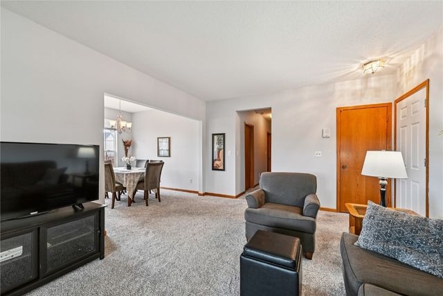 6305 Greenbriar Lane SW B, Cedar Rapids, IA 52404