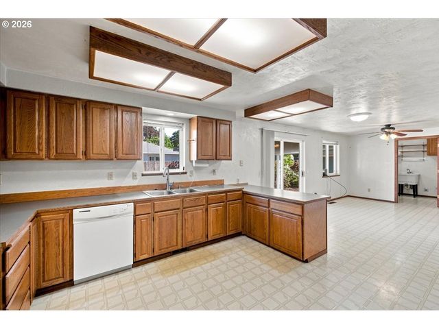 1423 32ND Ave, Albany, OR 97322