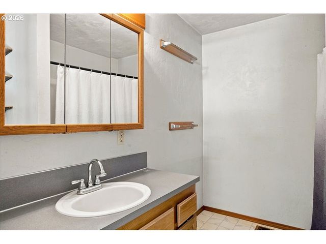 1423 32ND Ave, Albany, OR 97322