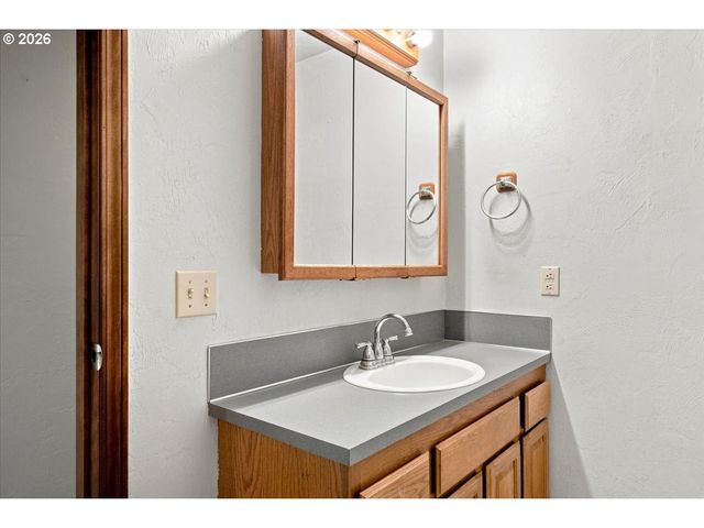 1423 32ND Ave, Albany, OR 97322