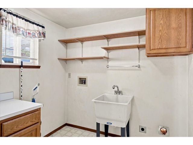 1423 32ND Ave, Albany, OR 97322