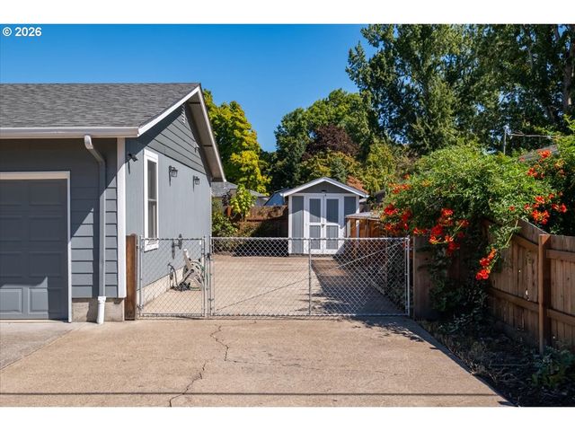 1423 32ND Ave, Albany, OR 97322