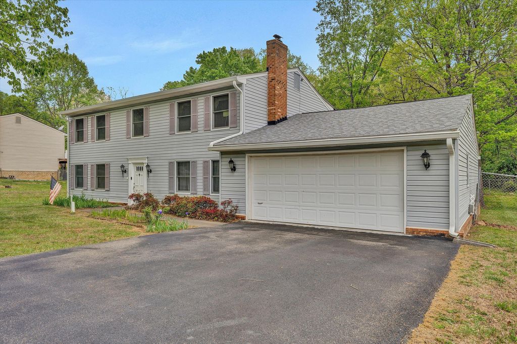 124 Stratford DR, Blue Ridge, VA 24064