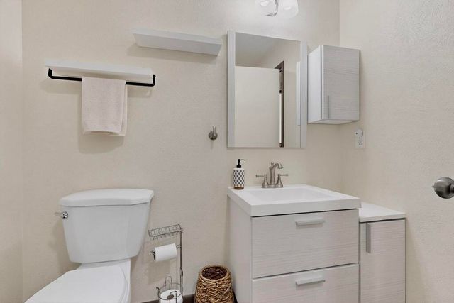 1005 Dakota Street SE, Albuquerque, NM 87108