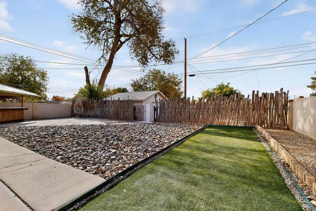 1005 Dakota Street SE, Albuquerque, NM 87108