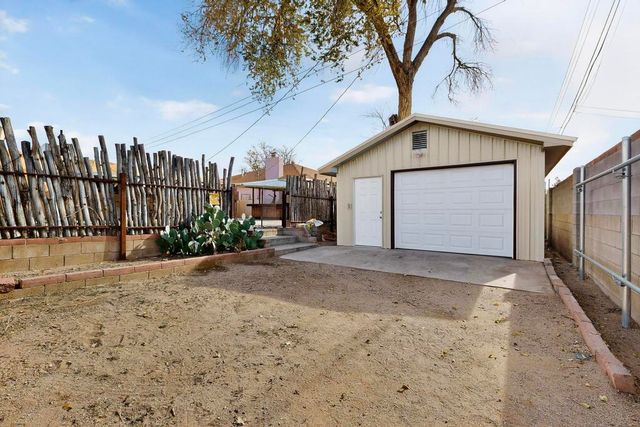 1005 Dakota Street SE, Albuquerque, NM 87108