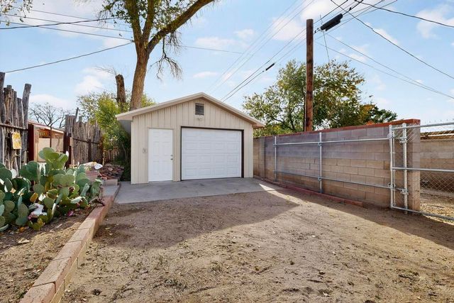 1005 Dakota Street SE, Albuquerque, NM 87108