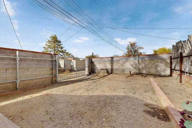 1005 Dakota Street SE, Albuquerque, NM 87108