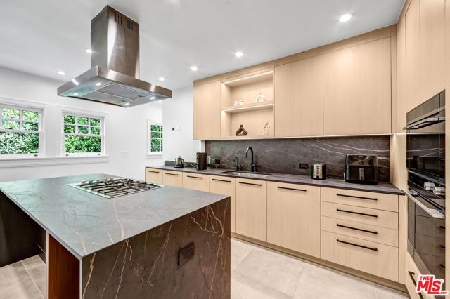 934 N Sweetzer Avenue, West Hollywood, CA 90069