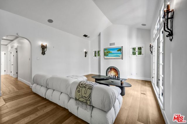 934 N Sweetzer Avenue, West Hollywood, CA 90069