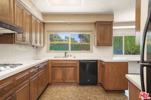 1418 Warner Avenue, Los Angeles, CA 90024