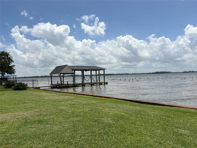 3739 Shore Shadows Drive, Crosby, TX 77532