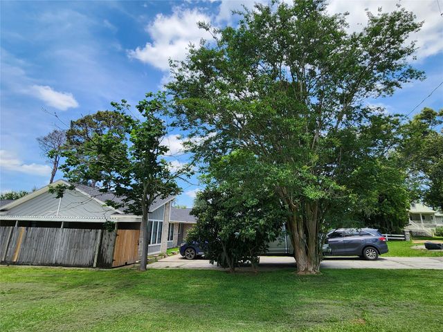 3739 Shore Shadows Drive, Crosby, TX 77532