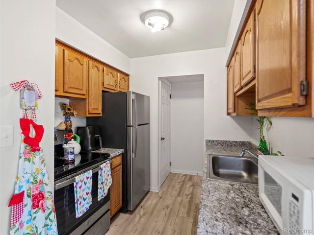 25630 Salem, Roseville, MI 48066
