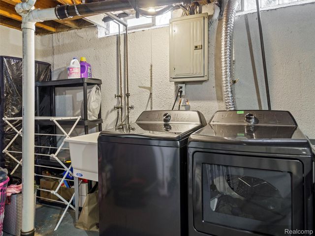 25630 Salem, Roseville, MI 48066