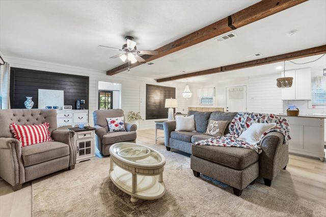 1616 Woodview Drive, Alvarado, TX 76009