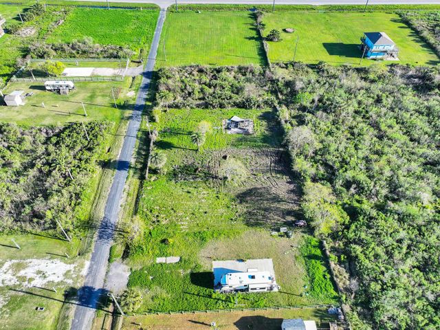 1029 Canal, Gilchrist, TX 77617