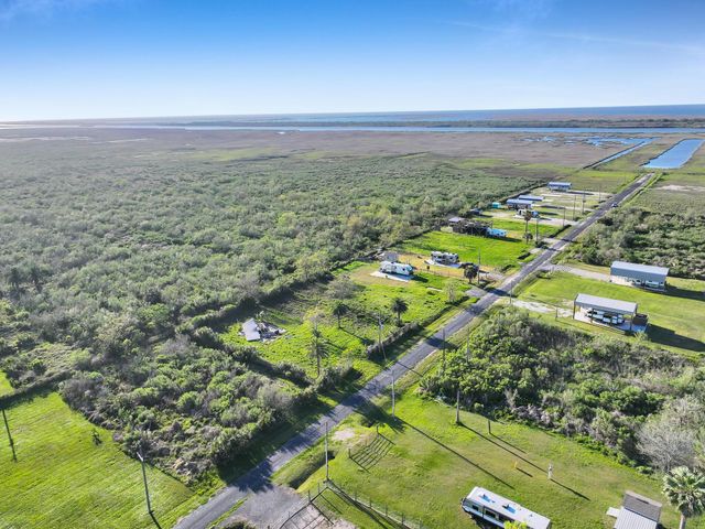 1029 Canal, Gilchrist, TX 77617