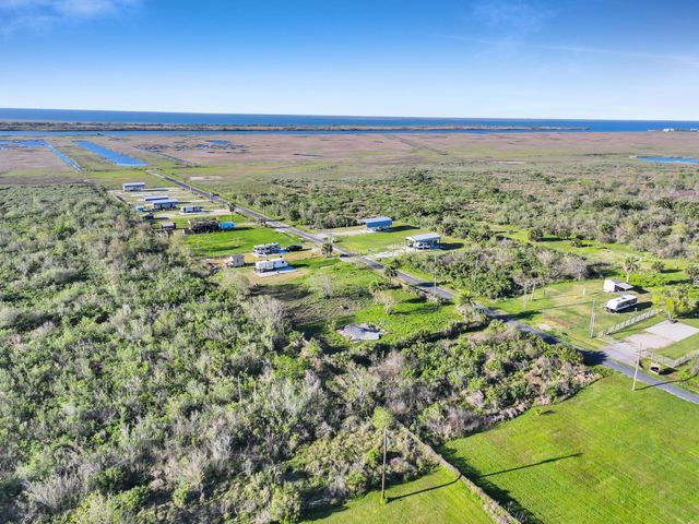 1029 Canal, Gilchrist, TX 77617
