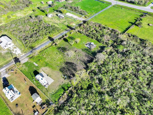 1029 Canal, Gilchrist, TX 77617