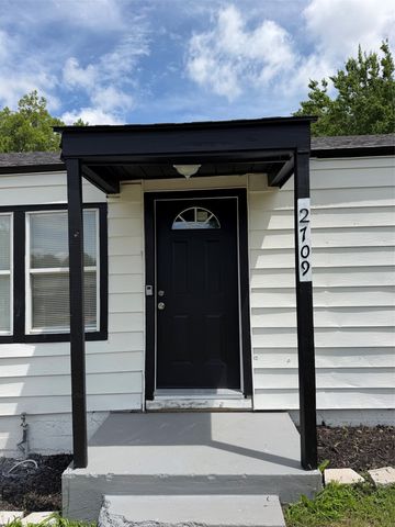 2709 Hanger, Fort Worth, TX 76105