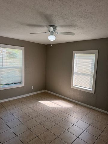 2709 Hanger, Fort Worth, TX 76105