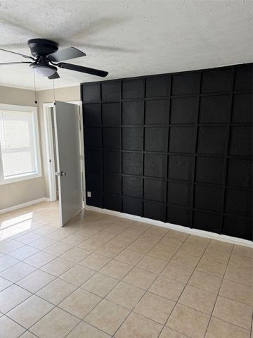 2709 Hanger, Fort Worth, TX 76105